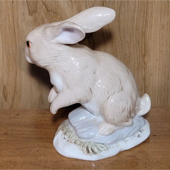 Vintage 1986 Enesco Imports Porcelain Easter Bunny Rabbit Sitting in Grass Figur - Picture 4 of 9